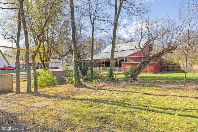 view of yard featuring an outdoor structure