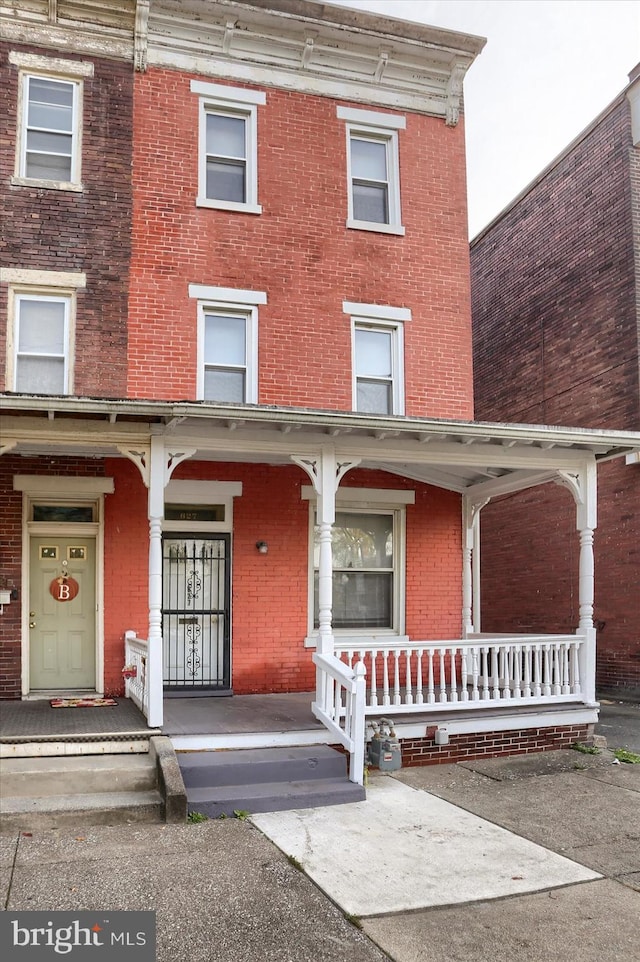 view of front facade with covered porch