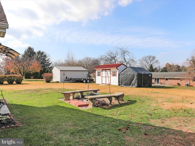 view of yard featuring a storage unit