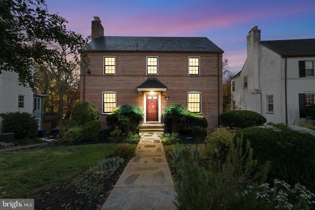 colonial house featuring a yard