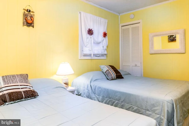 bedroom featuring crown molding and a closet