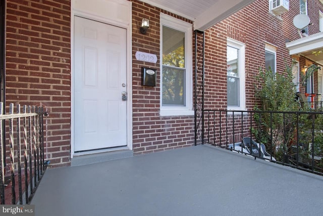 property entrance with covered porch