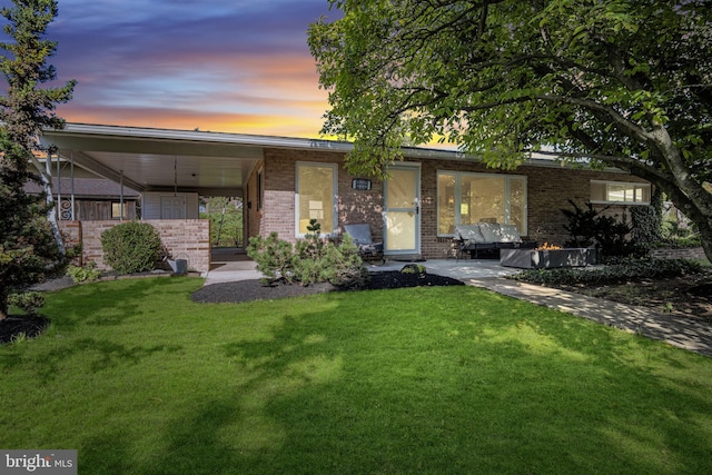 view of front facade with a yard