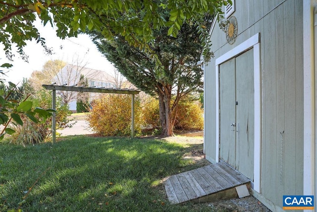 view of yard with a storage shed