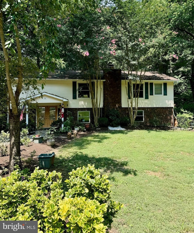 view of front of property featuring a front yard