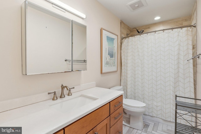 bathroom featuring a shower with curtain, vanity, and toilet