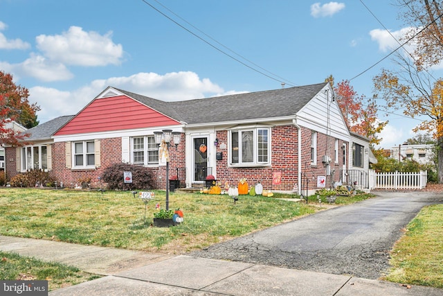 view of front of property featuring a front lawn