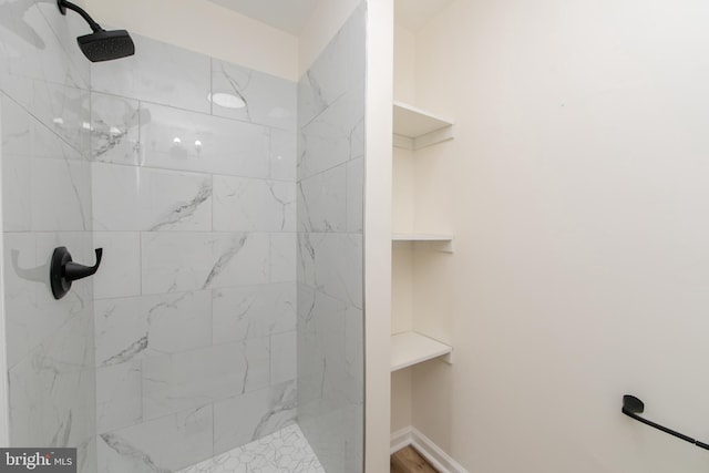 bathroom featuring a tile shower