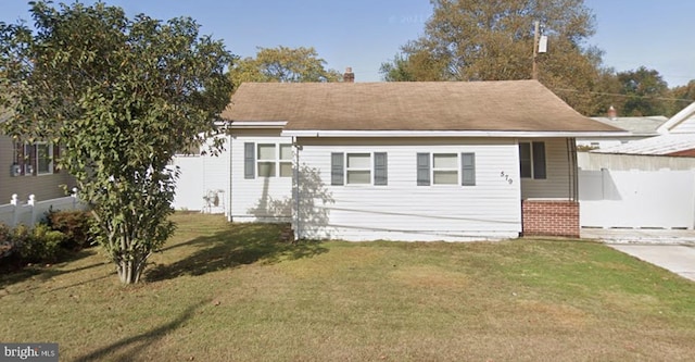 view of front facade with a front yard