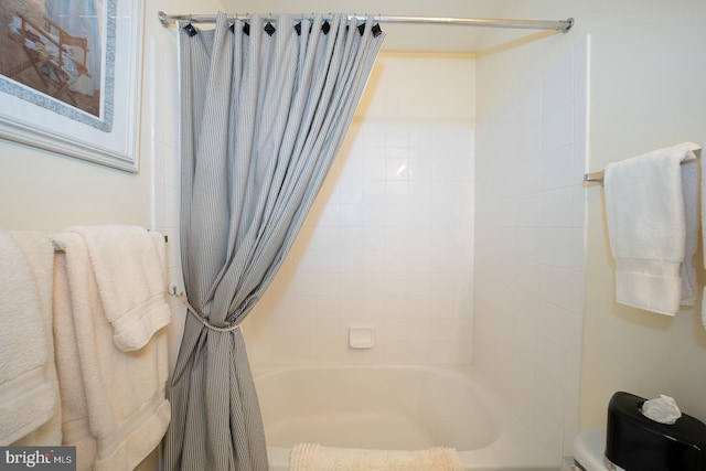 bathroom featuring shower / tub combo with curtain