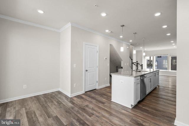 kitchen featuring dishwasher, a kitchen island with sink, dark wood-type flooring, sink, and pendant lighting