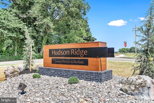 view of community / neighborhood sign