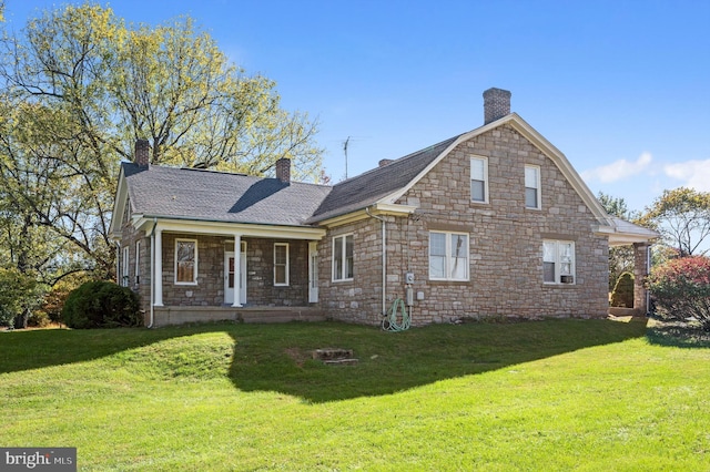 view of front of property featuring a front yard