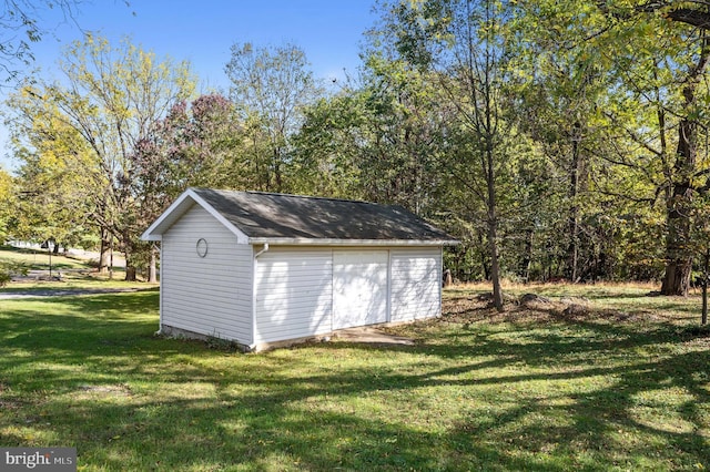 view of outdoor structure with a yard