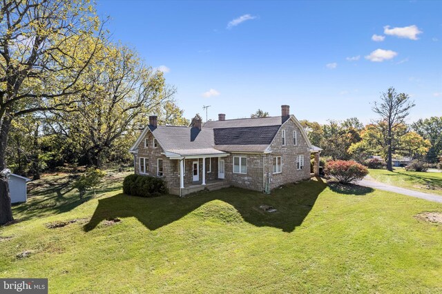 view of front of house with a front lawn