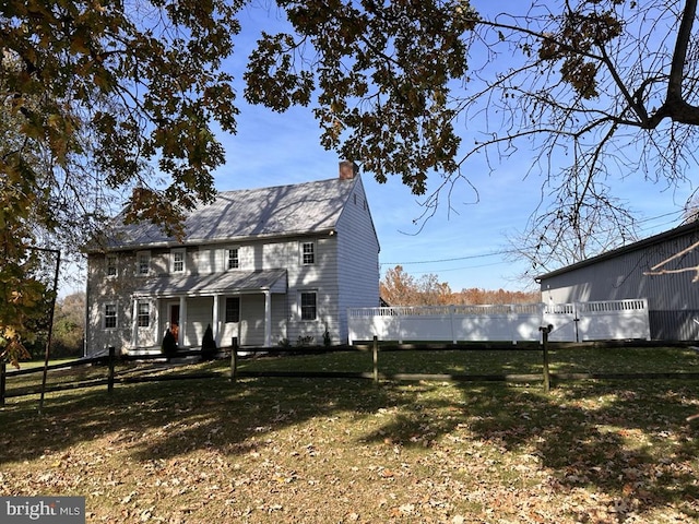 view of front of property with a front yard