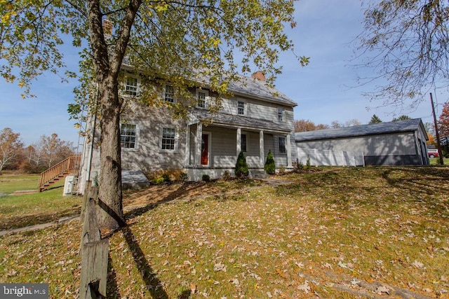 view of front of house featuring a front lawn