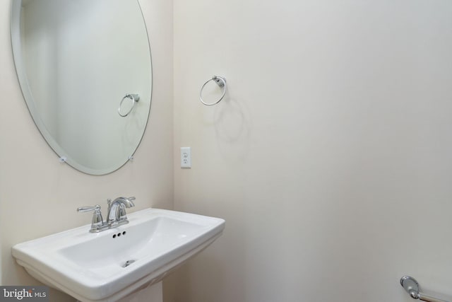 bathroom featuring sink