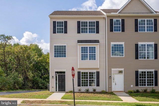 view of front of house with a front yard