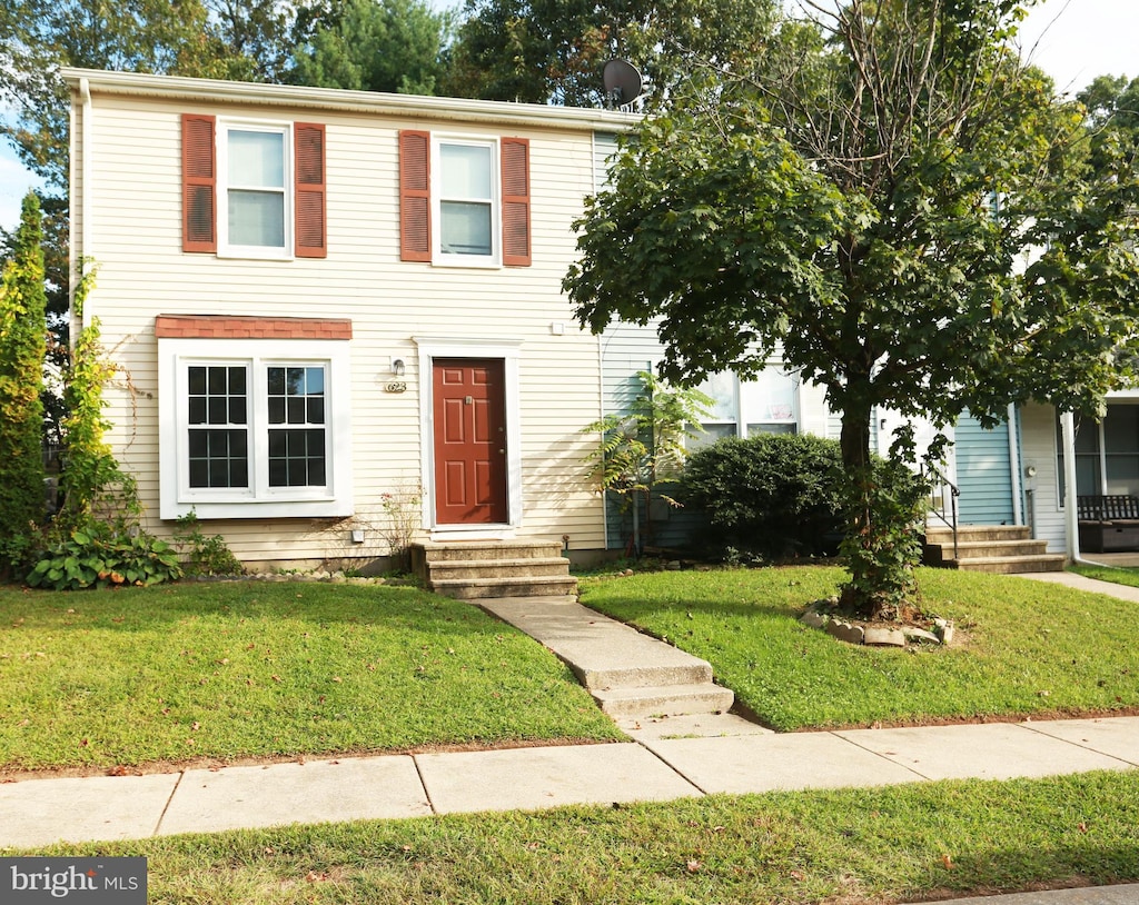 view of front of home featuring a front yard