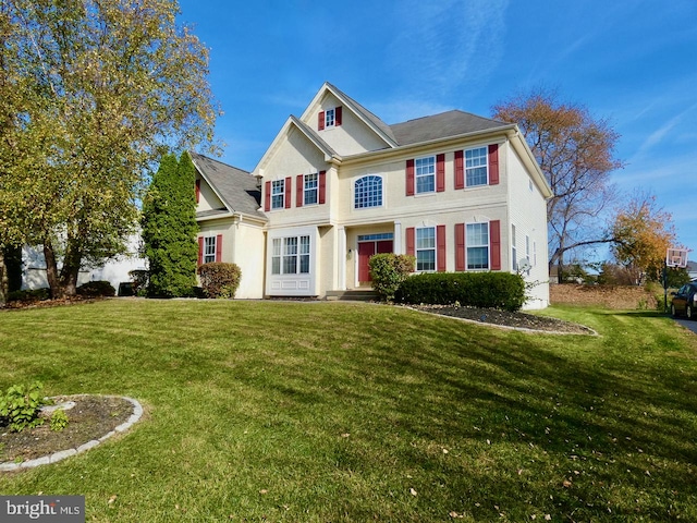 view of front of property featuring a front yard