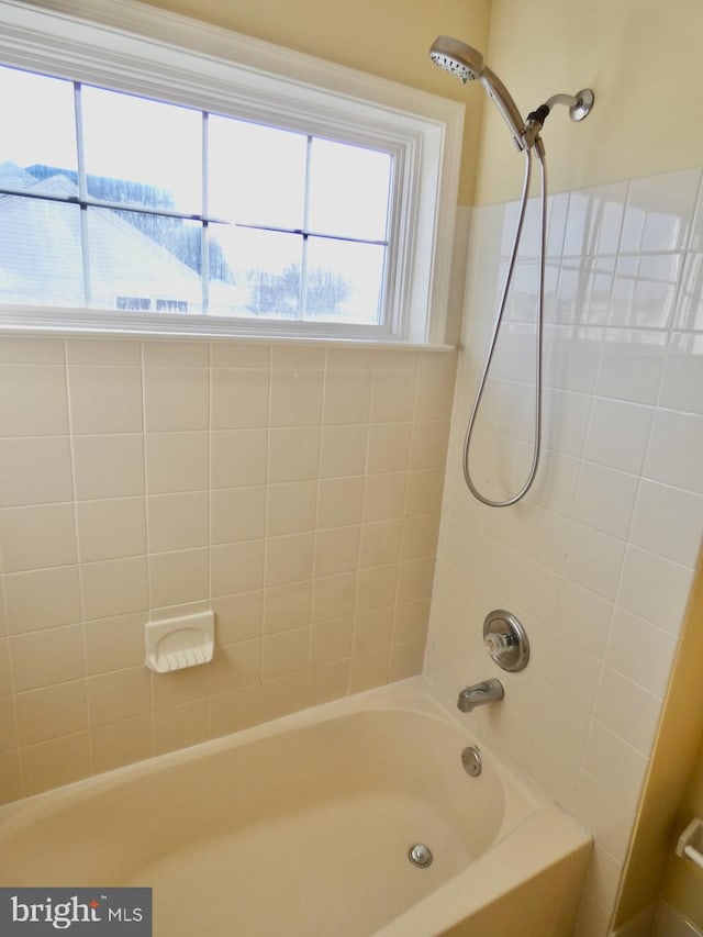 bathroom featuring tiled shower / bath combo