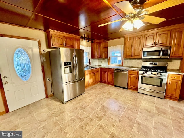 kitchen featuring sink, appliances with stainless steel finishes, ceiling fan, and tasteful backsplash