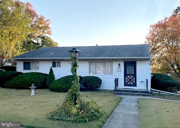 view of front of house with a front yard