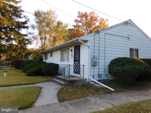 bungalow featuring a front lawn