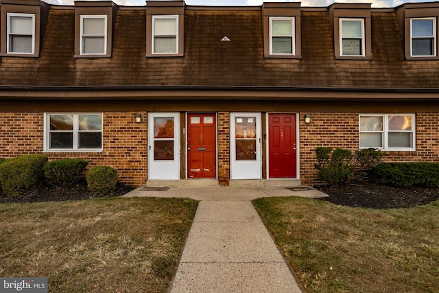 view of front of home with a front lawn