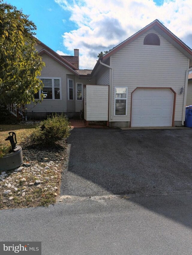 view of front facade with a garage