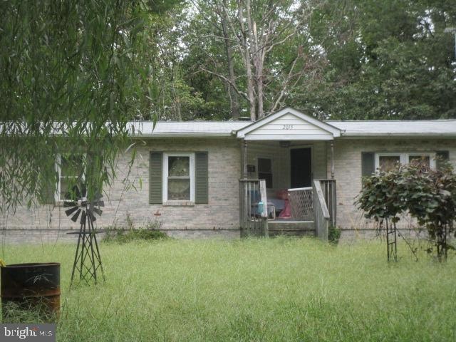 single story home with a front lawn