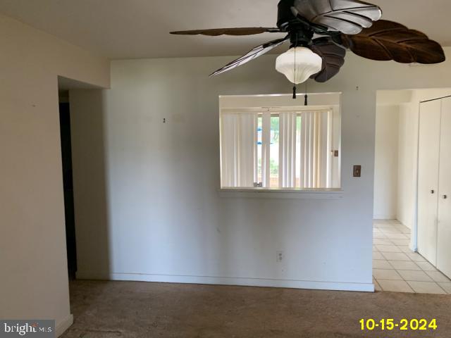 empty room featuring ceiling fan