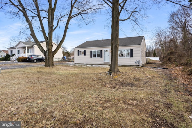 view of front facade with a front lawn