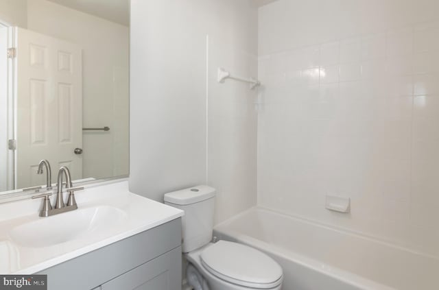 full bathroom with vanity, toilet, and tiled shower / bath