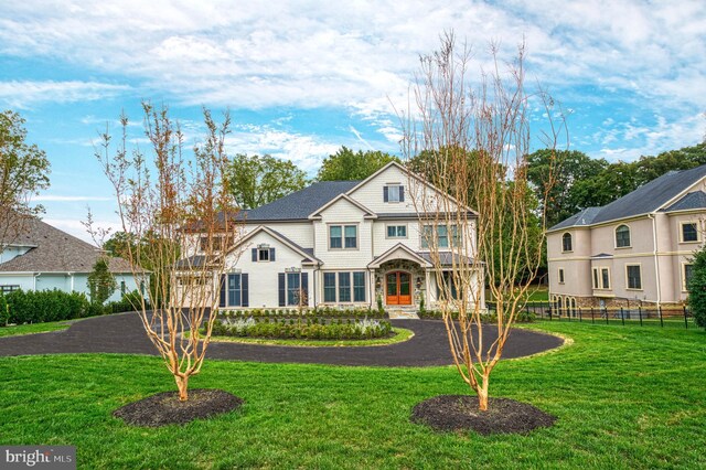 view of front facade featuring a front lawn