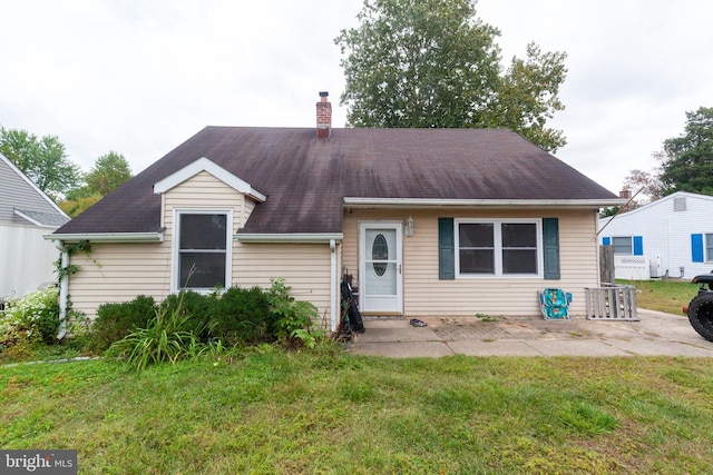 view of front of house featuring a front lawn