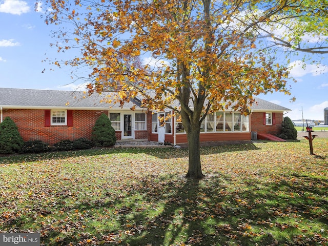 view of front of property with a front yard