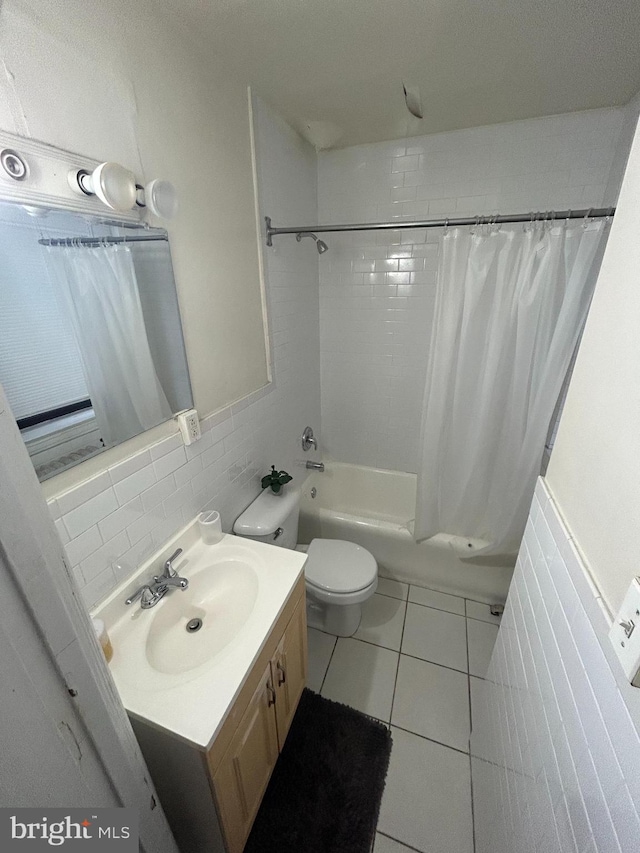 full bathroom featuring backsplash, toilet, tile patterned floors, vanity, and shower / bathtub combination with curtain