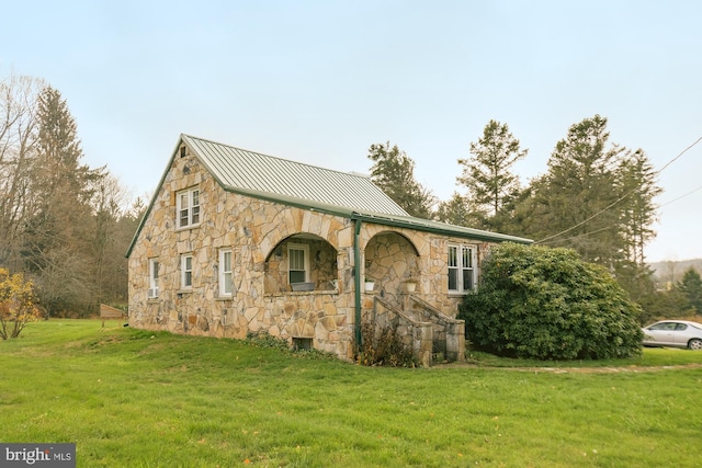 view of front facade with a front yard