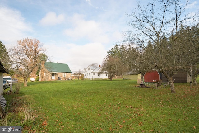 view of yard with a shed