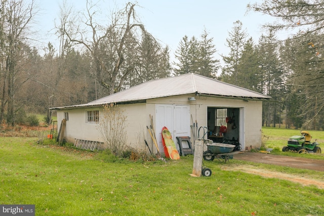 view of side of property featuring a yard