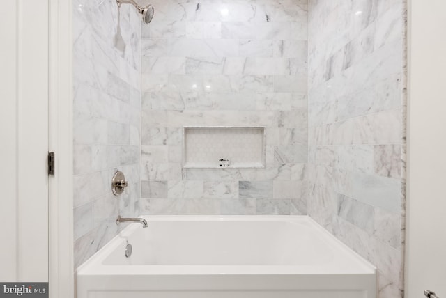 bathroom with tiled shower / bath combo