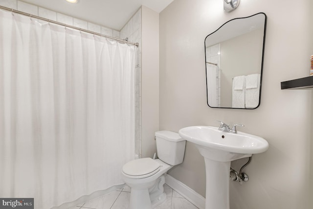 bathroom featuring a shower with curtain, toilet, and sink