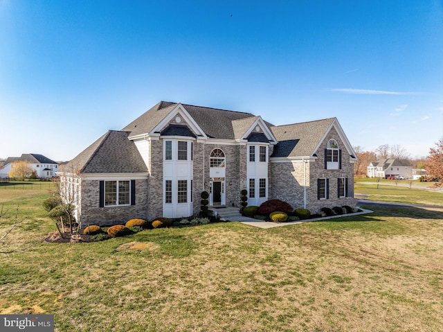 view of front of property featuring a front yard