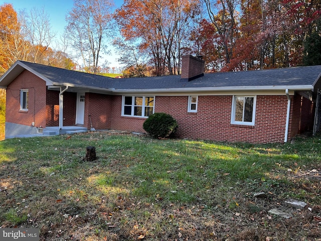 view of front of home featuring a front yard