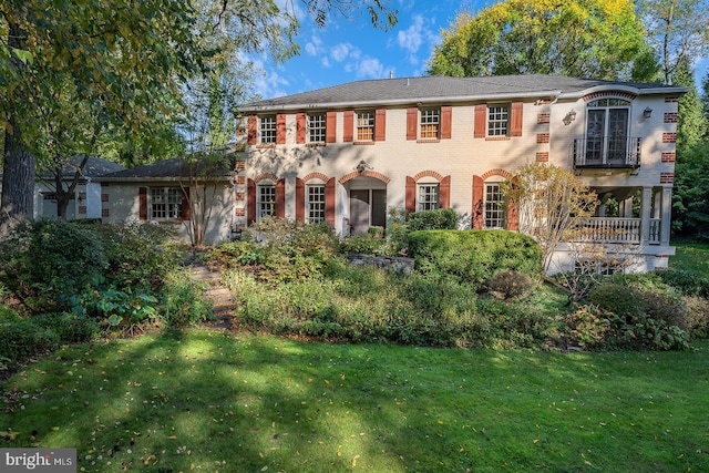 view of front facade featuring a front lawn