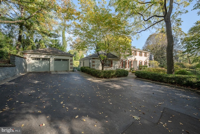 view of front facade featuring a garage