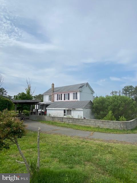 view of front facade with a front lawn