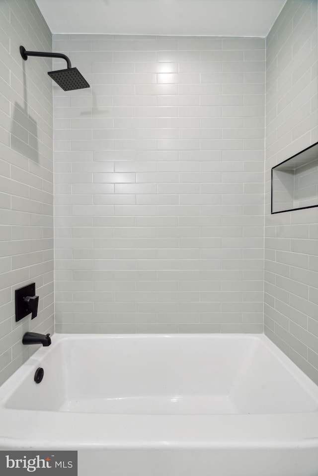 bathroom with tiled shower / bath